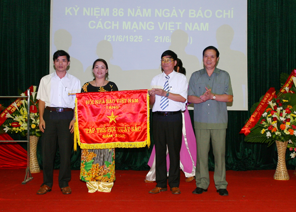  Đồng chí Nguyễn Văn Kim, Phó Bí thư Thường trực Tỉnh ủy trao Cờ thi đua xuất sắc của Hội Nhà báo Việt Nam cho Hội Nhà báo tỉnh.